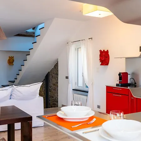 Terrazza Con Glicine By Interhome アラッシオ