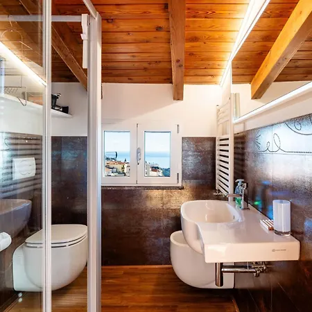 Terrazza Con Glicine By Interhome Алассио